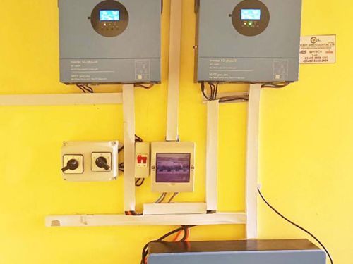 Deux onduleurs hors réseau de 5 kW + batteries au lithium 10kwh construisent un système hors réseau à haute efficacité